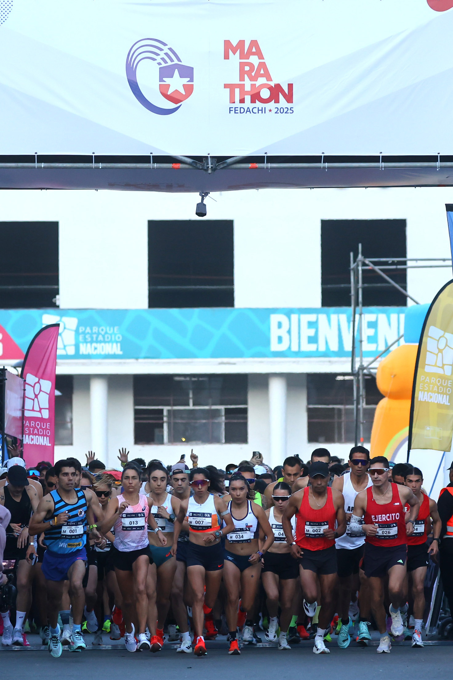 Atletas elite en la línea de largada