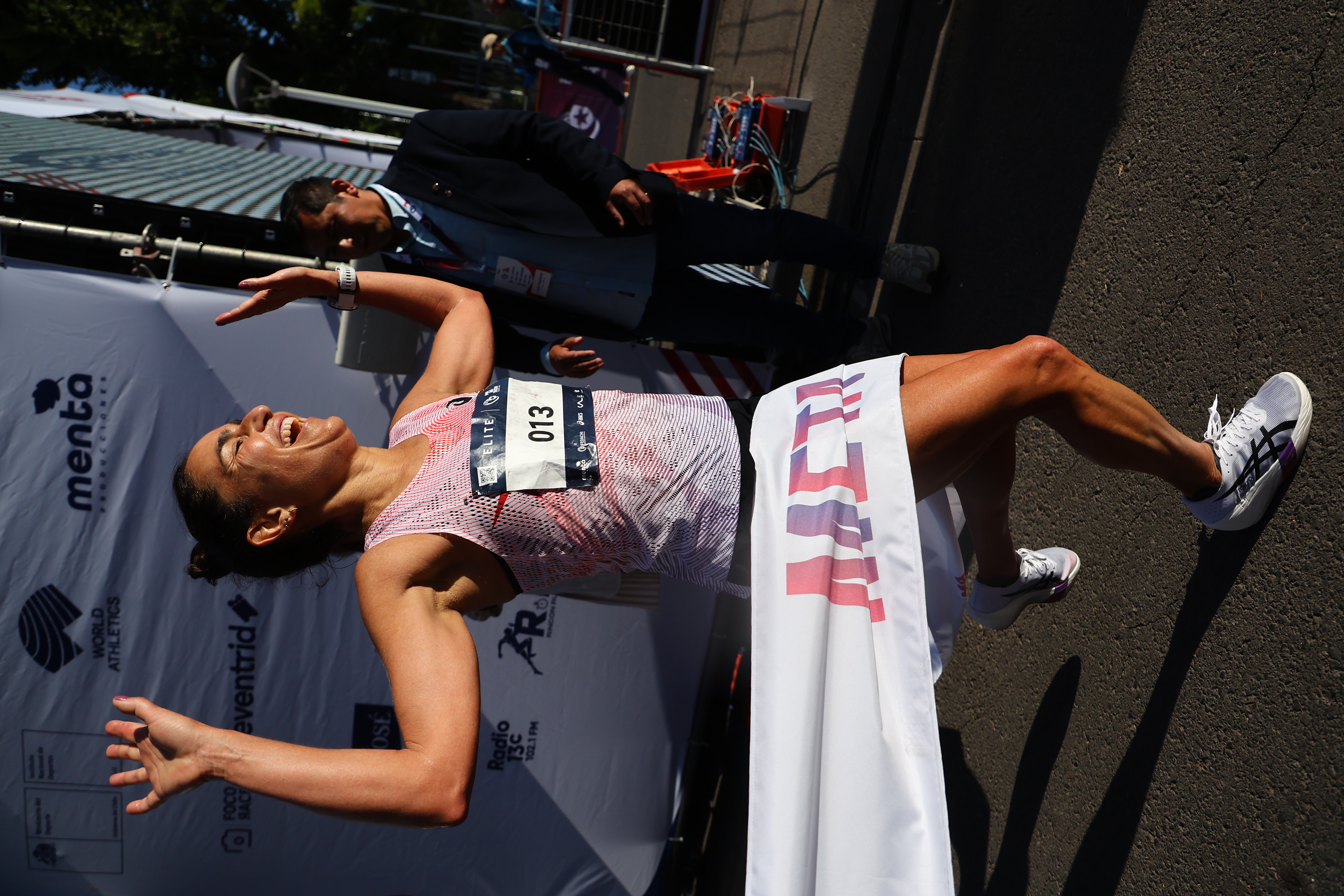 Atleta elite cruza la meta del Marathon Fedachi