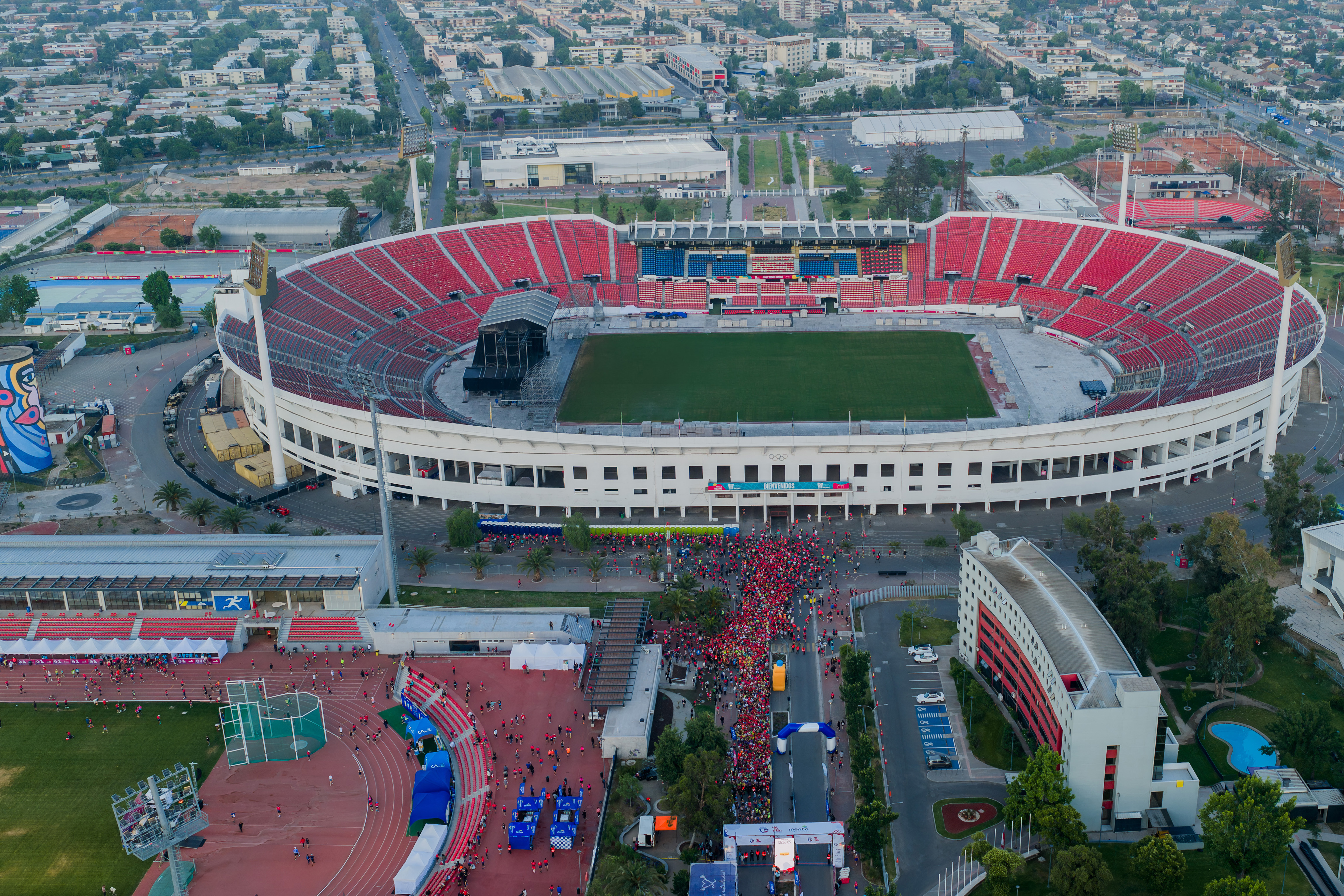 Vista aérea de miles de corredores con el Estadio Nacional al fondo