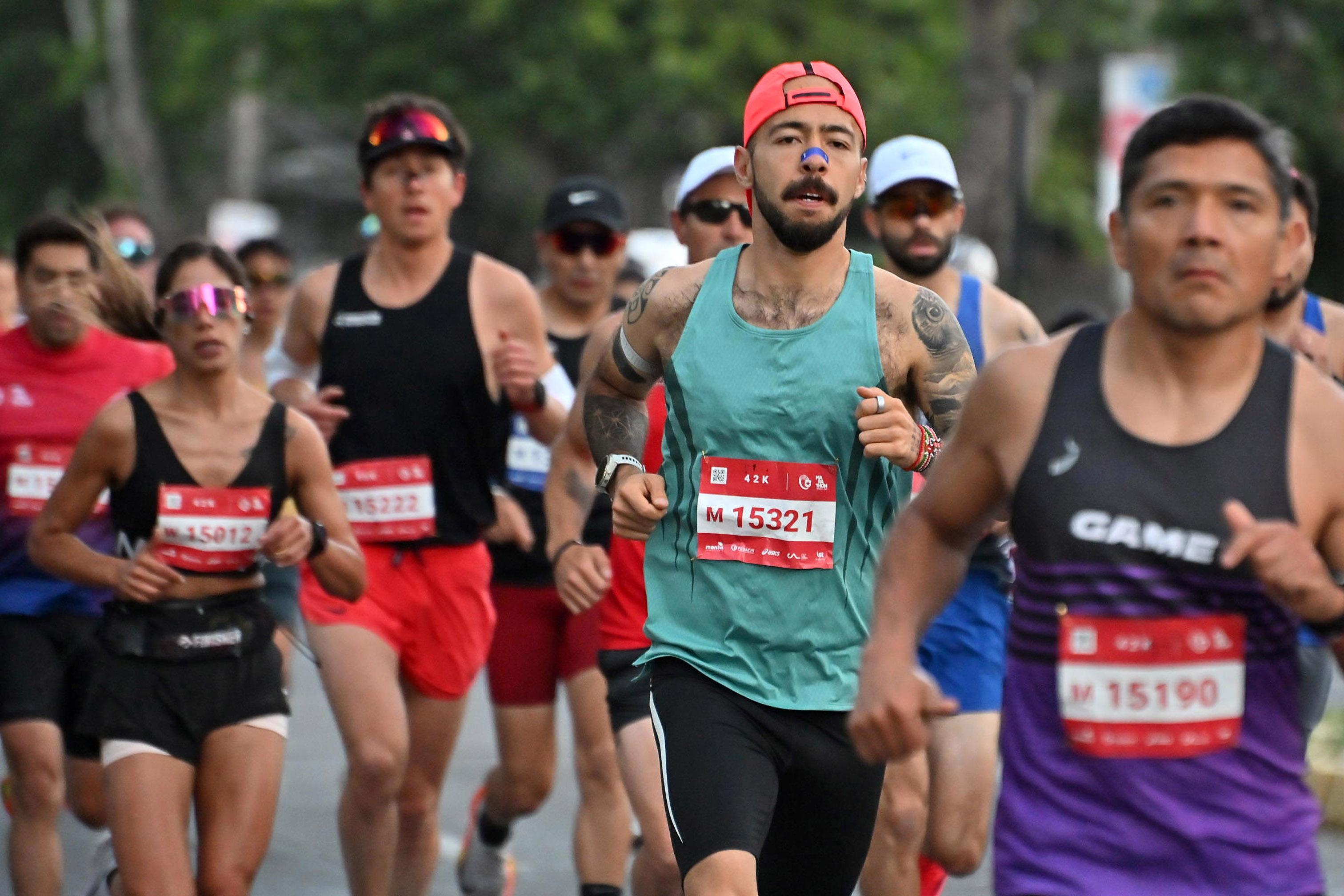 Corredora celebra en el Marathon Fedachi